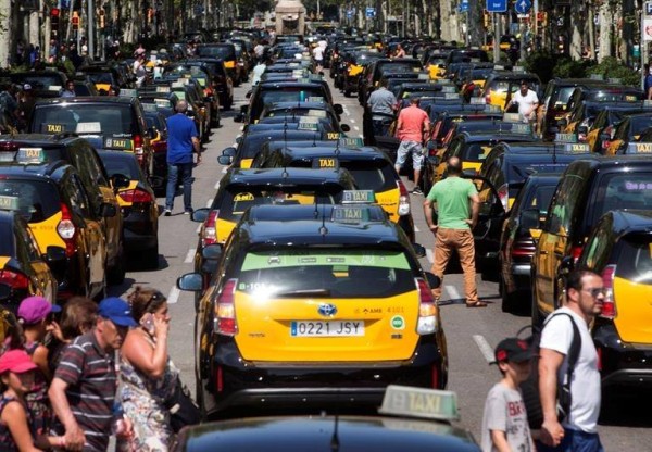 #StopTaxiMordaza: taxistas de Barcelona se enfrentan a sanciones de 10.000€ por las huelgas del sector contra Uber y Cabify.'s header image